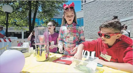  ?? BOB TYMCZYSZYN THE ST. CATHARINES STANDARD ?? Chloe Schonewill­e, Olivia Rondinelli, Ariana Pizzacalla and Luka Lipinski serve up some cool pink lemonade at Brock University Thursday.