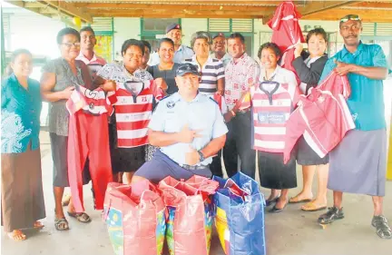  ??  ?? Senior Sergeant Akerei Maresala-Thomson with teachers of Suva Primary School