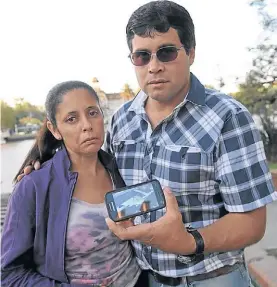  ??  ?? Dolor. Gladys Zavala, hija de las víctimas, y su marido exigen justicia.