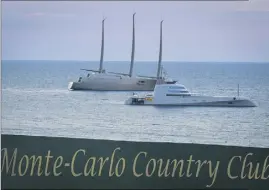  ??  ?? Les deux « A » réunis en baie de Monaco. Le yacht à moteur serait à vendre.