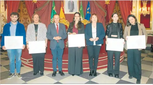  ?? ?? José María Román, junto a los premiados.