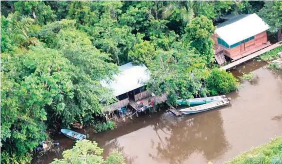  ??  ?? En el rancho de la derecha se instaló “Gavilán” para ver el partido de fútbol. Como se aprecia, en el lugar no había tierra firme, sino agua