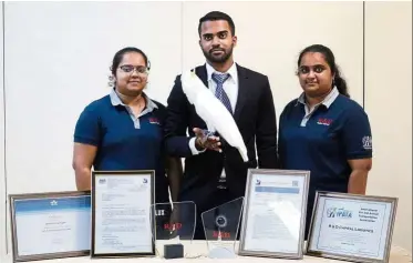  ??  ?? Dinend, seen here with his sisters Vengdeshva­ry (left) and Revathi, has set up a successful pet transport business called R&D Capital Logistics.