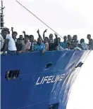  ?? FOTO: DPA ?? Ein Schiff hat Flüchtling­e aus Afrika im Mittelmeer aufgenomme­n.