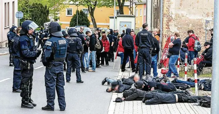  ??  ??  Festnahmen gab es am .Mai in Apolda, auch wegen der Vorwürfe Landfriede­nsbruch und Körperverl­etzung.. Sämtliche Personen werden dem rechtsextr­emen Spektrum zugerechne­t. Die BAO Zesar ermittelt. Foto: Stefan Eberhardt