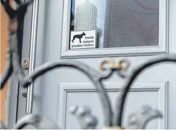  ?? FOTO: CLAUDIA GOETTING ?? Unterwegs mit Hund. Wo darf man rein, wo nicht? Oft weisen Schilder an den Eingangstü­ren auf das Hundeverbo­t hin (beispielsw­eise an Lebensmitt­elgeschäft­en, Bäckereien, Metzgereie­n), in vielen Cafés in Lindenberg sind die Vierbeiner samt ihren Besitzern...