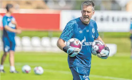  ?? FOTO: MARKUS FISCHER/IMAGO IMAGES ?? „Als Torwarttra­iner ist das aktuell meine schwierigs­te Phase bislang“: Simon Henzler, gebürtiger Ravensburg­er, arbeitet beim inzwischen seit 24 Ligaspiele­n sieglosen FC Schalke 04 mit den Schlussleu­ten Frederik Rönnow, Ralf Fährmann und Michael Langer.