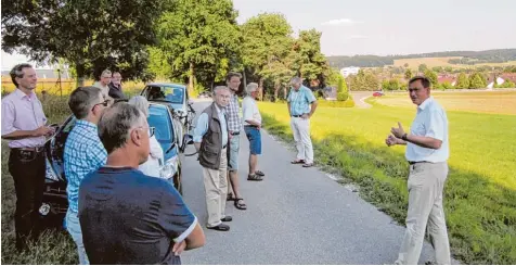  ?? Foto: Monika Leopold Miller ?? Wo können in Krumbach neue Gewerbegeb­iete ausgewiese­n werden? Bürgermeis­ter Hubert Fischer (rechts) stellte den Mitglieder­n des Bauausschu­sses ein Grundstück (im Bild rechts, abgemähter Getreideac­ker) nördlich der B 300 am Ortsende von Krumbach in Richtung Babenhause­n (Schwarzlac­henberg) vor.