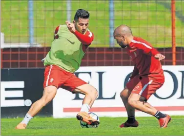  ??  ?? LECCIÓN. La plantilla del Sporting recibe una clase de fútbol americano por parte de los Gijón Mariners.