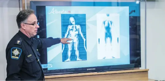  ?? SHAUGHN BUTTS ?? Director of security Ken Johnston shows how drugs hidden in the body cavity appear on an image from a body scanner.