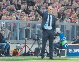  ?? FOTO: EFE ?? Zinedine Zidane da indicacion­es a los suyos, que remontaron tras un mal inicio