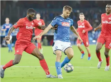  ?? — AFP ?? Napoli’s Fernando Llorente (centre) challenges Salzburg’s Jerome Junior Onguene (left) and Enock Mwepu (right) during the Uefa Champions League Group E match at the San Paolo Stadium in Naples.