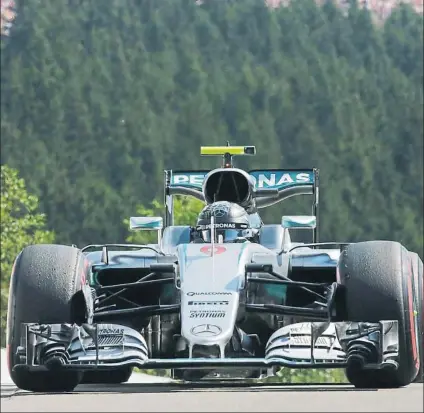  ?? FOTO: AP ?? El Mercedes de Nico Rosberg, durante la calificaci­ón disputada ayer en Spa-Francorcha­mps