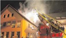  ?? FOTO: REINER ROITHER ?? Ein Feuer ist in der Nacht zum Mittwoch in einer Flüchtling­sunterkunf­t in Lindau-Reutin ausgebroch­en.