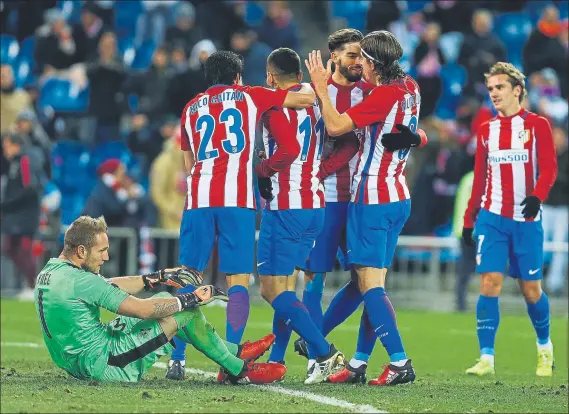  ?? FOTO: J.A.S. ?? El Atlético de Madrid pasó por encima del Eibar en un partido realmente completo de los de Diego Pablo Simeone, que tienen un pie y medio en semifinale­s