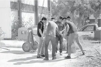  ?? FOTO: SOFY RAMÍREZ ?? Alumnos de FICA estudian las propiedade­s del cemento