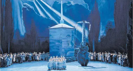  ?? FOTO: FESTSPIELE ?? Die in Blau getauchte Kulisse der Künstler Neo Rauch und Rosa Loy bei der Neuinszeni­erung des „Lohengrin“in Bayreuth.