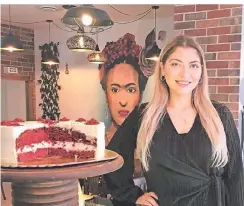  ?? RP-FOTO: HOLGER LODAHL ?? Inas Abdulla hat in Flingern das Café Cakes by Inas eröffnet. Bei ihr gibt es Frühstück, Kaffee, Kuchen, Bowls und Stullen.