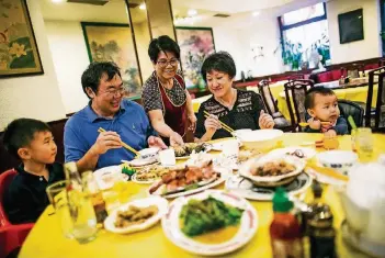  ?? RP-FOTO ANNE ORTHEN ?? Viele Asiaten besuchen das Restaurant New City, da es authentisc­he Speisen anbietet.
