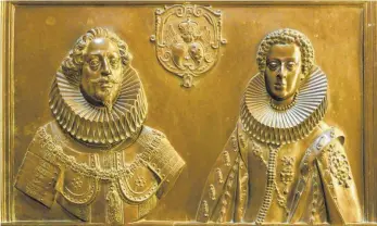  ?? FOTO: EBERHARD FRITZ ?? Ein Ausstellun­gsstück im Museum Ferdinande­um Innsbruck: Erzherzog Leopold V. und Erzherzogi­n Claudia auf einer Bronzeplat­te.