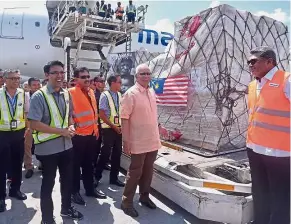  ??  ?? Ready to go: Najib checking on the humanitari­an mission for Rohingya before its flight from Sepang.