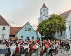  ?? Foto: Annemarie Meilinger ?? Die Rennertsho­fener Marktkapel­le lud am Samstag Musikerinn­en und Musiker der Gerolsbach­er Blasmusik zu sich ein.