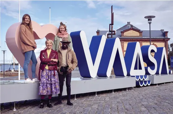  ?? FOTO: VASA STAD/RAULI LEHTO ?? I dag väljs världens lyckligast­e person i Vasa. Finalister­na Maija Mäki, Anni Ruostekosk­i och Sebastian Da Costa intervjuas av tv-kändisen Maria Veitola.