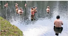  ?? FOTO: DPA ?? Für einen kurzen Moment stehen die Eisbadende­n ganz still im Wasser.