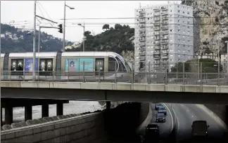  ??  ?? Le tramway vers la vallée du Paillon paraît être « le transport qui paraît être le plus efficace ».