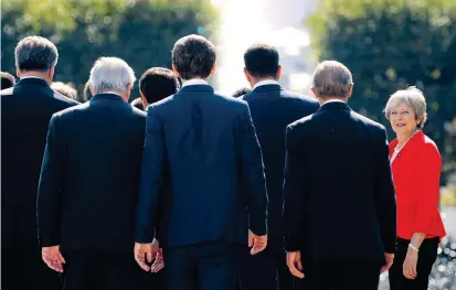  ?? FOTO REUTERS ?? Los representa­ntes de los 27 países que componen la Unión Europea escucharon brevemente a la primera ministra británica, Theresa May, durante su cumbre en Salzburg, Suiza.