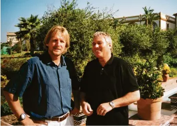  ?? Foto: Schuhmann ?? Zwei Augsburger unter spanischer Sonne: Heiner Schuhmann (rechts) bei einem Besuch bei seinem Freund Bernd Schuster, dem deutschen Nationalsp­ieler und Fußball-Europameis­ter von 1980.