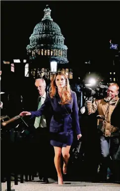  ?? FOTO: REUTERS ?? Hope Hicks verlässt am Mittwochab­end das Capitol in Washington.