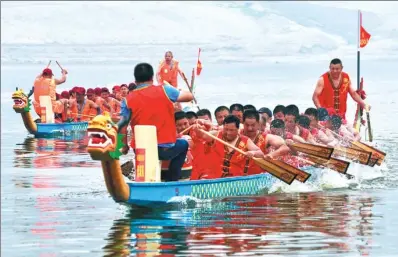  ?? LIN MU / FOR CHINA DAILY ?? Competitor­s race in Zigui county, Hubei province, to celebrate the Dragon Boat Festival on June 10 last year.