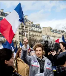  ??  ?? Soutien à Fillon Frigide Barjot, porte-parole de La Manif pour tous, était présente le 5 mars dernier pour le rassemblem­ent de soutien au candidat de la droite.