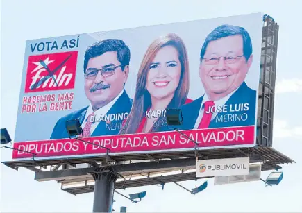  ??  ?? Adelantado­s. En calles con bastante tráfico del departamen­to de San Salvador se han instalado vallas de diputados del partido FMLN cuando la campaña inicial para legislador­es comienza el 3 de enero próximo, según el TSE.