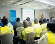  ?? JOSEFINA VILLARREAL ?? Agentes de Tránsito atentos al conversato­rio.