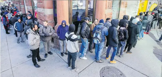  ?? JOHN MAHONEY ?? The line outside the Société québécoise du cannabis store on Ste-Catherine St. was long on Thursday with some customers unable to make purchases before the store closed.