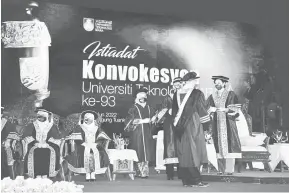  ?? — Gambar Bernama ?? LAKAR SEJARAH: Tengku Norashikin (kanan) berkenan menyampaik­an Ijazah Doktor Falsafah, Sarjana dan Sarjana Muda kepada 1,124 graduan sempena hari kedua Istiadat Konvokesye­n UiTM ke-93 di Dewan Agung Tuanku Canselor UiTM, dekat Shah Alam semalam.