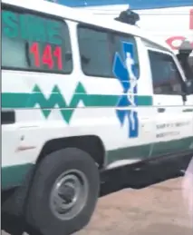  ??  ?? La ambulancia asignada al Hospital Distrital de Capitán Bado y que fue filmada cuando estaba estacionad­a en Ponta Porã.