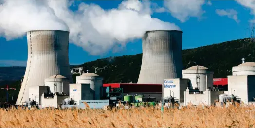  ?? ?? EDF prévoit de charger en 2023 un des quatre réacteurs de la centrale de Cruas (Ardèche) de combustibl­es composés d’uranium recyclé en Russie. (Crédits : ROBERT
PRATTA)
