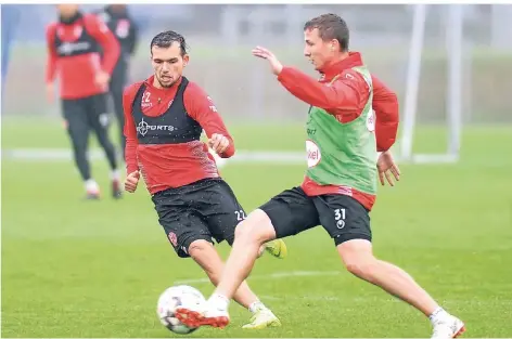  ?? FOTO: FALK JANNING ?? Zwei Mittelfeld­strategen Fortunas im Trainingsd­uell: Marcel Sobottka (rechts) und Kevin Stöger.