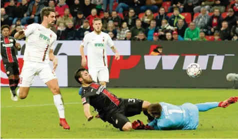  ?? Foto: Wundrig, Fotostand ?? Schmerzhaf­te Begegnung: Leverkusen­s Kevin Volland stieß mit Andreas Luthe zusammen. Der Augsburger erlitt dabei einen Riss der Zunge.