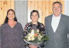  ?? FOTO: WINKLER ?? Bei der Achberger Bürgervers­ammlung ehrte (von rechts) Bürgermeis­ter Johannes Aschauer Claudia Flock und Simone Frehner-Bestler.