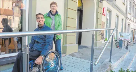  ?? FOTO: JOSEF SCHNEIDER ?? Seniorenfr­eundlich bedeutet auch barrierefr­eien Zugang über Generation­en hinweg: Der Stimpfache­r Thomas Ziegler (hier mit seiner Mutter Anne) ist auf eine Rampe für den Rollstuhl angewiesen