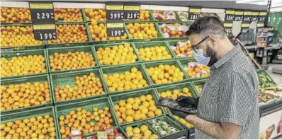  ?? Jordi Otix ?? Un empleado de un centro de Mercadona en Barcelona inspeccion­a los productos de fruta a la venta.