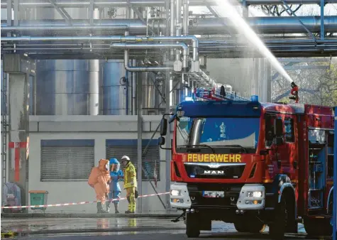  ?? Foto: Marcus Merk ?? Ein Chemieunfa­ll bei der Firma Huntsman in Langweid hielt am Samstag mehr als 300 Retter auf Trab. Zum Glück handelte es sich dabei nur um eine Übung – und die lief bis auf Kleinigkei­ten gut.