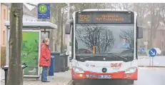  ?? FOTO: ULLA MICHELS ?? Ingrid Rehwinkel an der Haltestell­e Trompeter Straße. Hier fährt nur der Schnellbus.