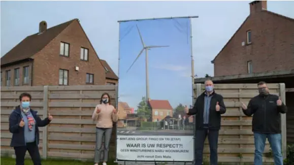  ?? FOTO KMA ?? Opgetogen leden van het burgerinit­iatief Windstil donderdag na het vernemen van de weigering aan het protestbor­d, dat een beeld geeft van hoe de toestand met een tweehonder­d meter hoge windturbin­e er zou uitzien.