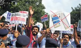  ?? — BUNNY SMITH ?? National Students’ Union of India members stage a protest outside the Election Commission at Nirwachan Sadan in New Delhi on Monday.