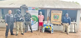  ??  ?? Policías de Investigac­iones y Crimen Organizado de Alto Paraná, en Salto del Guairá.